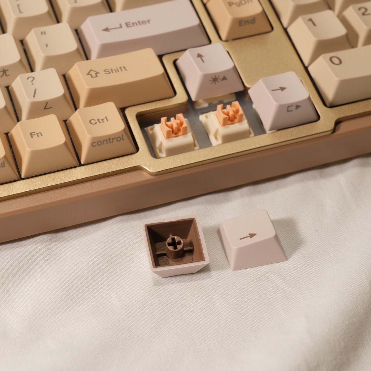 irocks K85R 靜音奶油軸 和PBT材質的雙色成型鍵帽