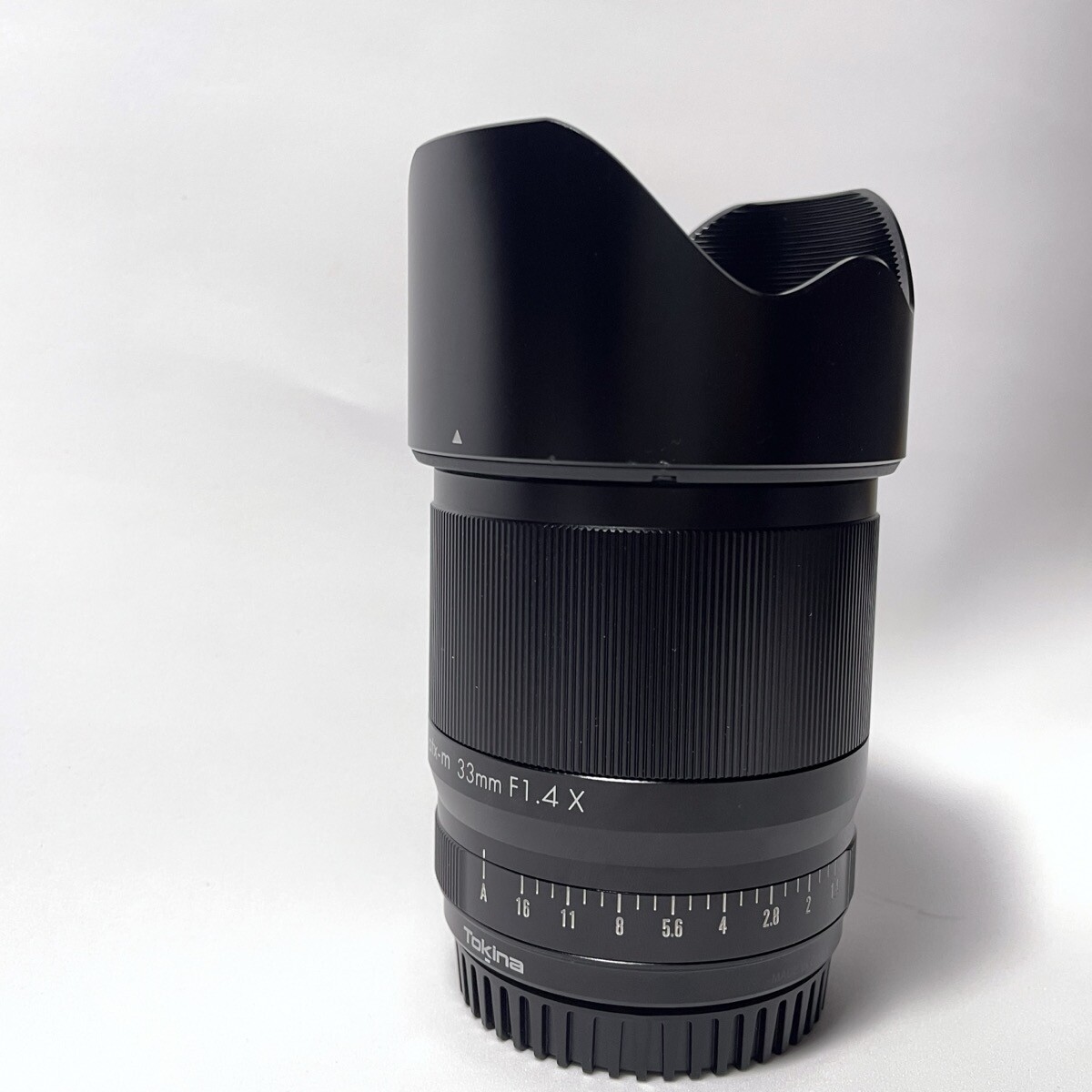 Tokina atx-m 33mm F1.4 裝上遮光鏡的樣子