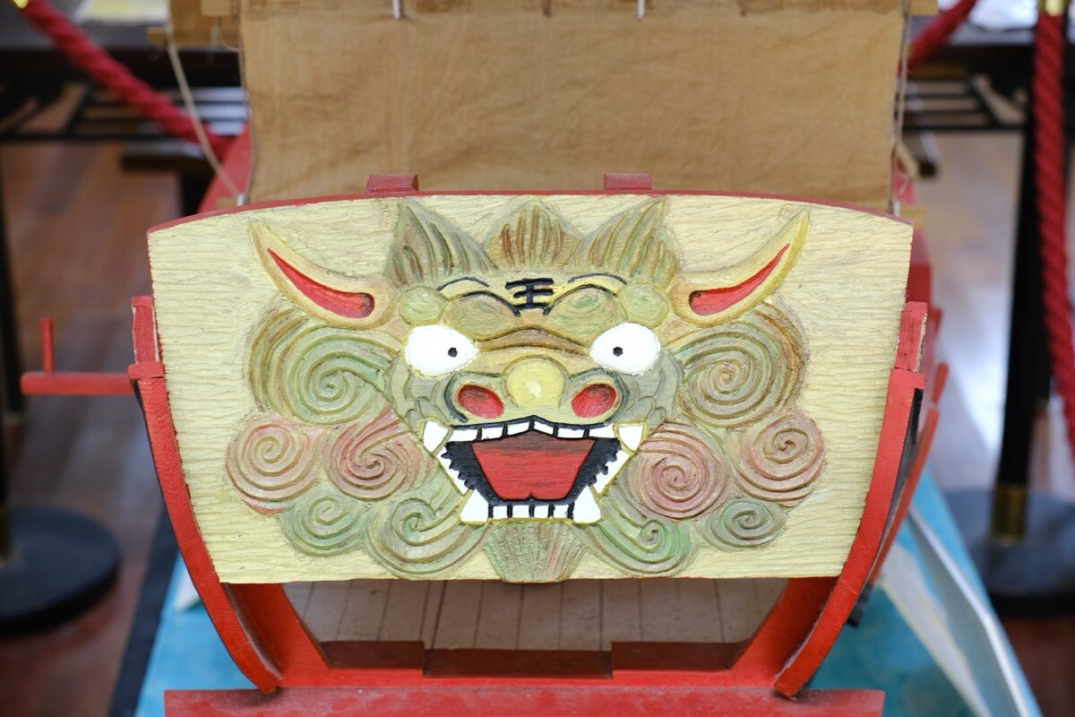 沖繩文化王國的古代帆船模型上的逗趣風獅爺