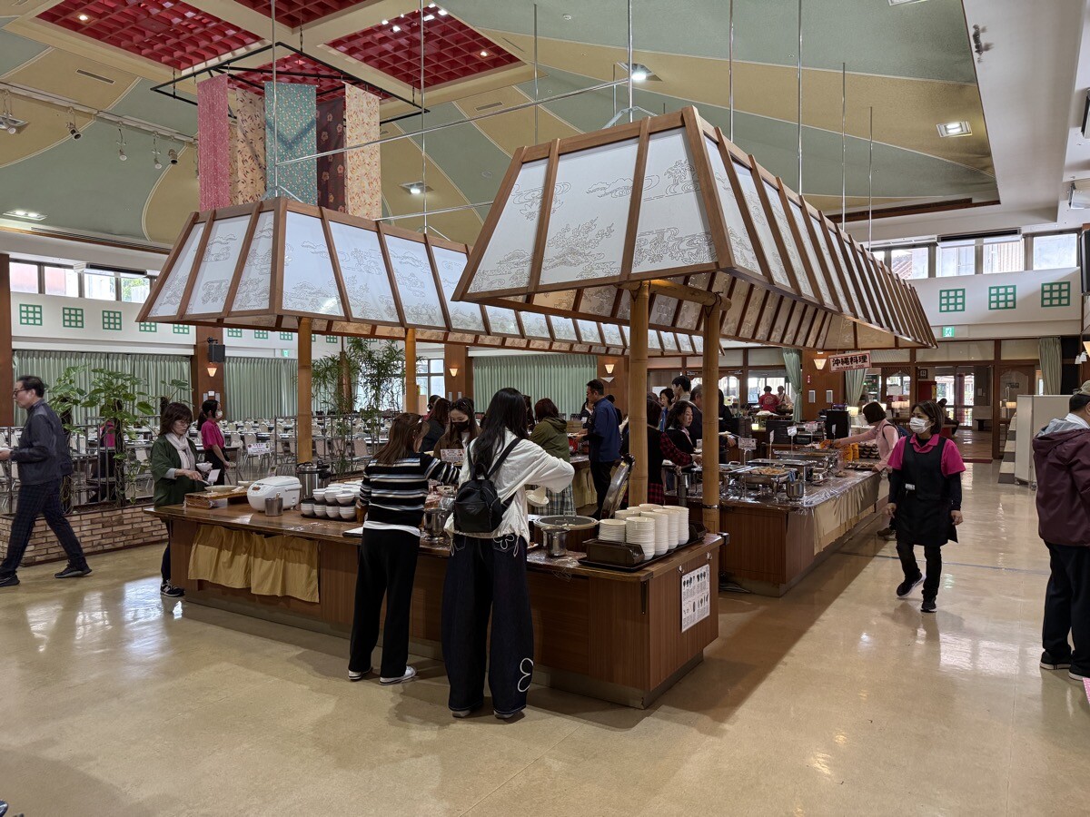 沖繩文化王國 自助餐廳的食物區