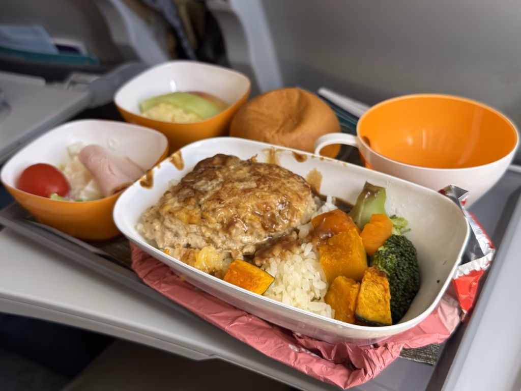 長榮 BR122 桃園往青森 使用機型 A320-200 單走道飛機 經濟艙餐點