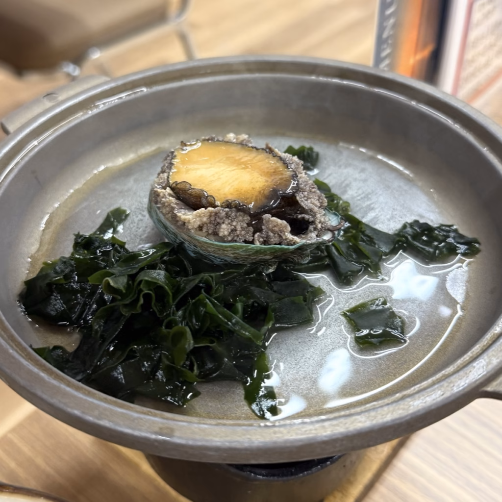 淺蟲溫泉 秋田屋飯店 晚餐 連續住宿時附的主餐 青蒸鮑魚