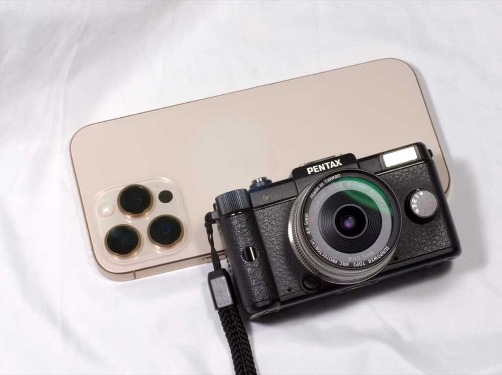 PENTAX Q和iPhone 16 pro max的大小對比