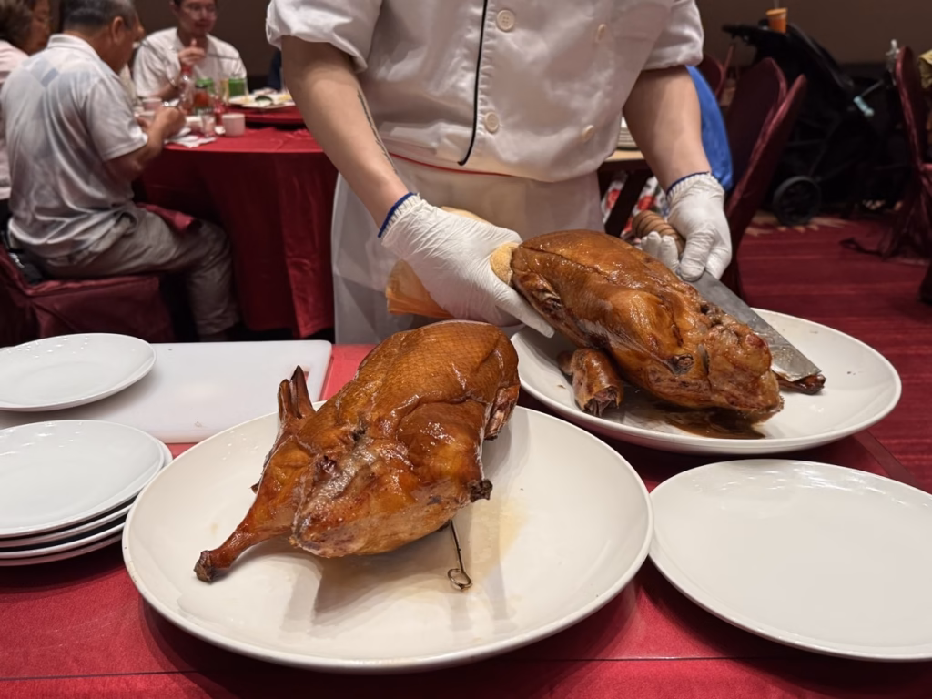 蘭城晶英紅樓餐廳櫻桃霸王鴨 桌邊片鴨