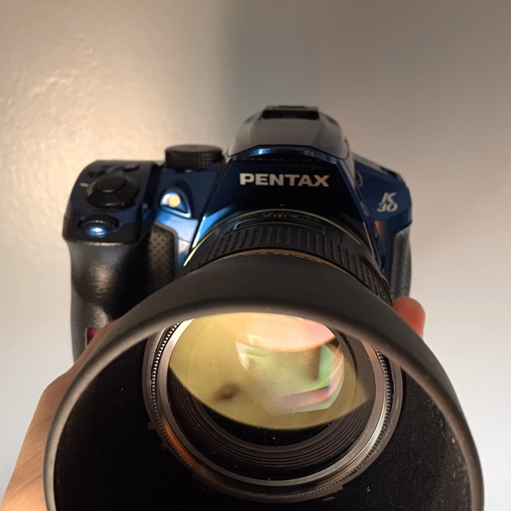 PENTAX K-30 藍色機身 搭配PENTAX DA*55mm 手持的樣子