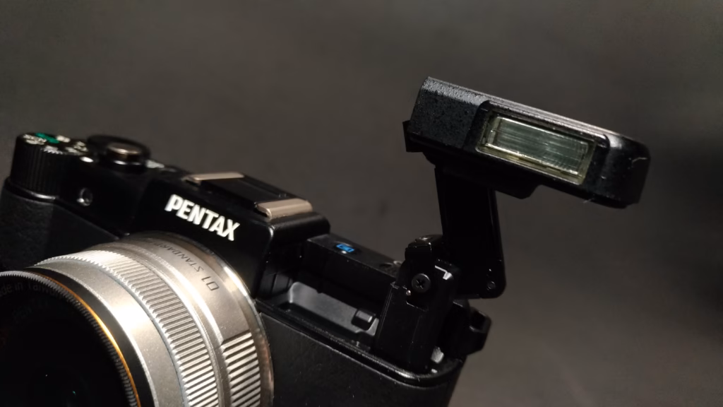 PENTAX Q黑色機身可以跳高的閃光燈
