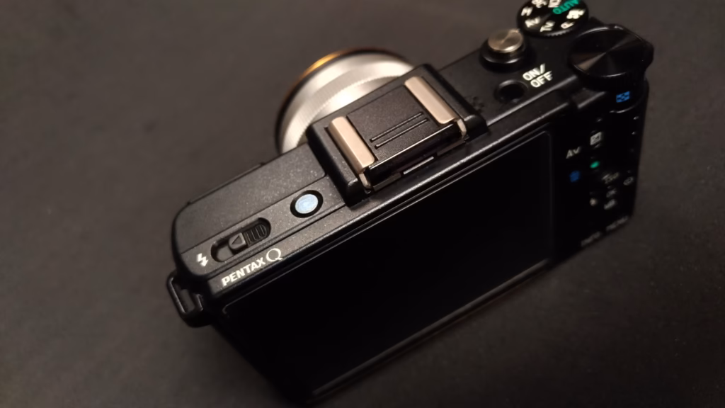 PENTAX Q黑色機身隨機附贈的熱靴蓋