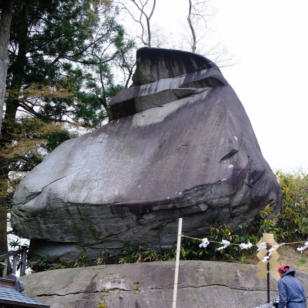 盛岡櫻山神社的烏帽子岩