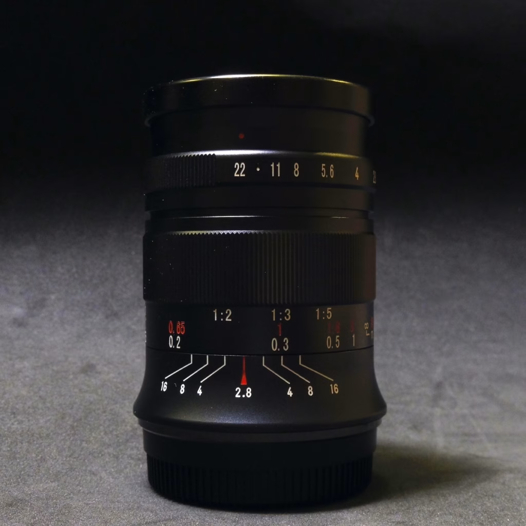 七工匠 7Artisans 60mm f/2.8 Macro II 開箱-鏡頭本體,有光圈環和對焦環